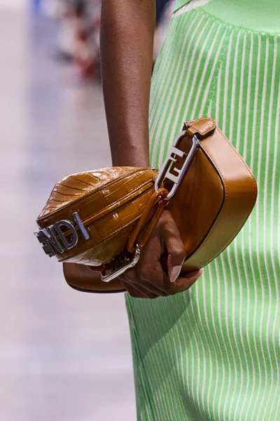 Look 77
